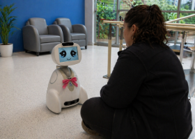 Buddy, el robot social que acompaña y cuida en la residencia Grupo 5 ...